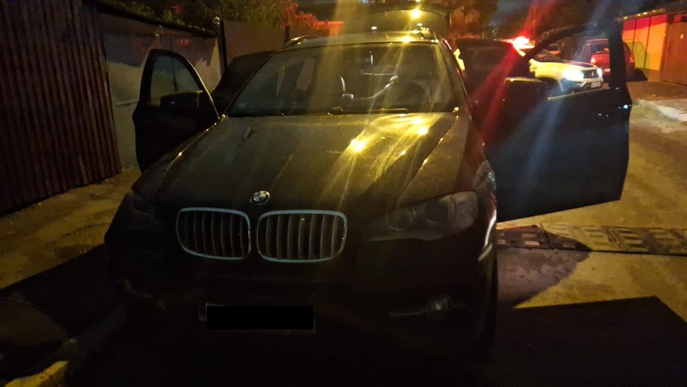Motivul pentru care un bărbat a tras cu arma, dintr-o mașină, într-o casă din Ilfov. Persoana a fost reținută de polițiști