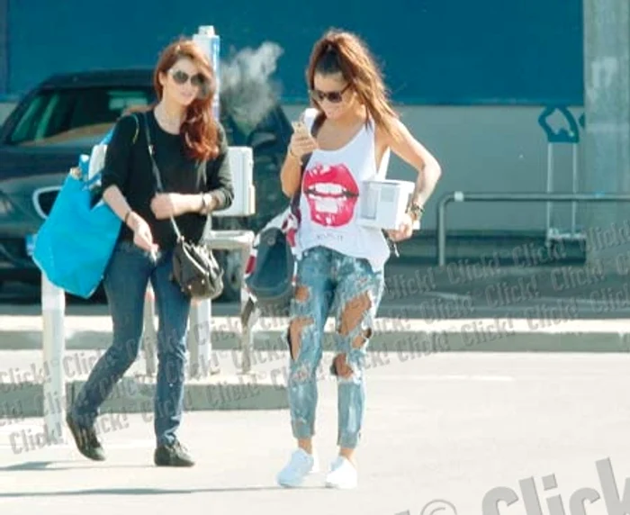 Fosta asistentă tv  nu poartă sutien  nici sub bluzele  largi şi decoltate