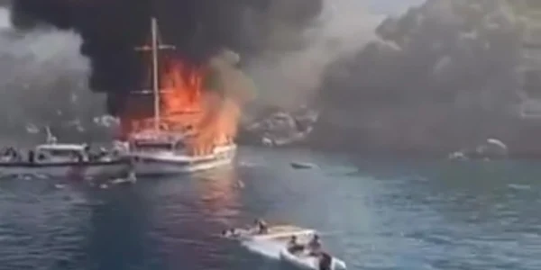 Un iaht cu turiști s-a scufundat după ce a luat foc FOTO Captură video