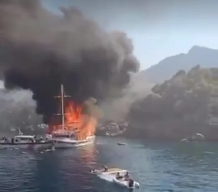 Un iaht cu turiști s-a scufundat după ce a luat foc FOTO Captură video