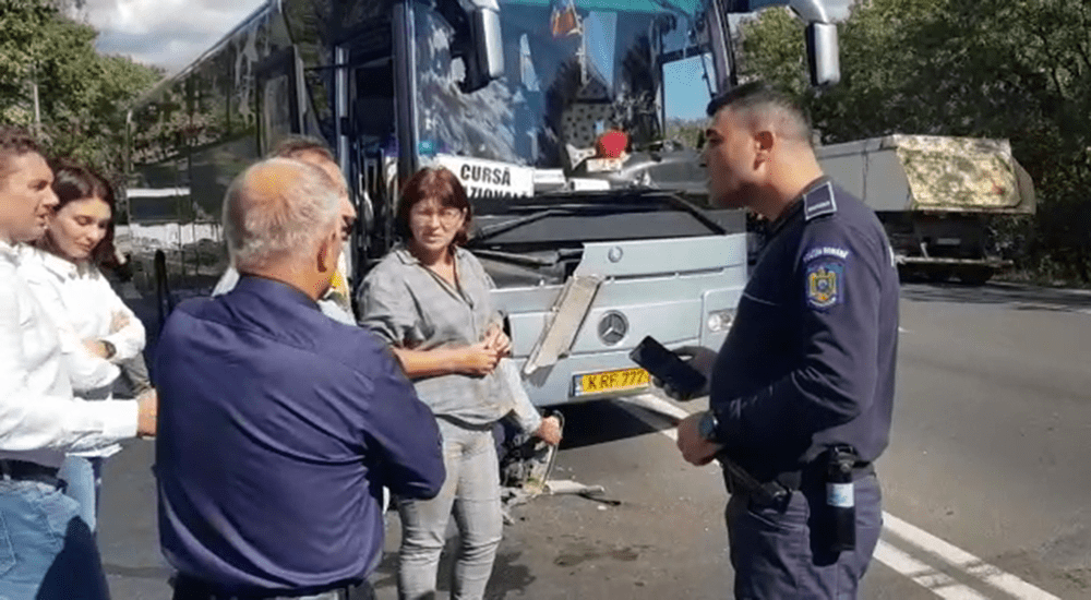 Coliziune între un autocar și o autospecială de pompieri, la intrare în Buzău VIDEO
