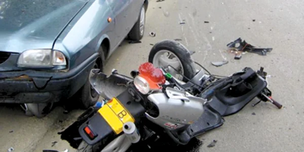 Hunedoara: ORAŞUL PE SCURT / Motoscuterul i-a băgat în spital