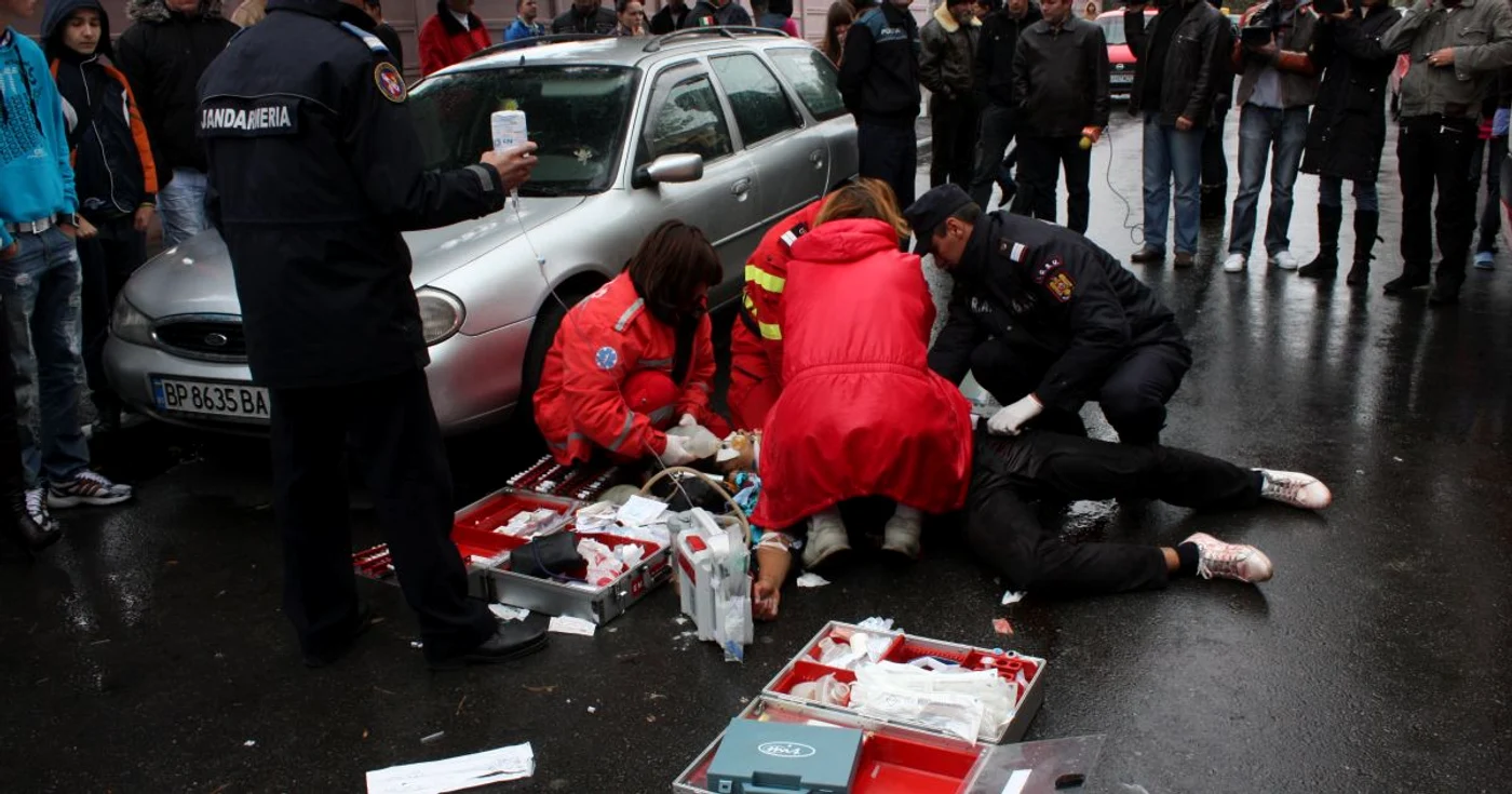 După ce a primit îngrijiri medicale la microstaţia de ambulanţă din Voluntari, elevul rănit a fost transportat la Spitalul "Grigore Alexandrescu" FOTO Mediafax