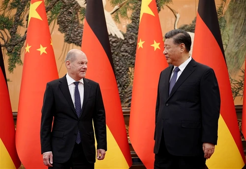 Olaf Scholz (stânga), primit de Xi Jinping la Beijing FOTO EPA-EFE