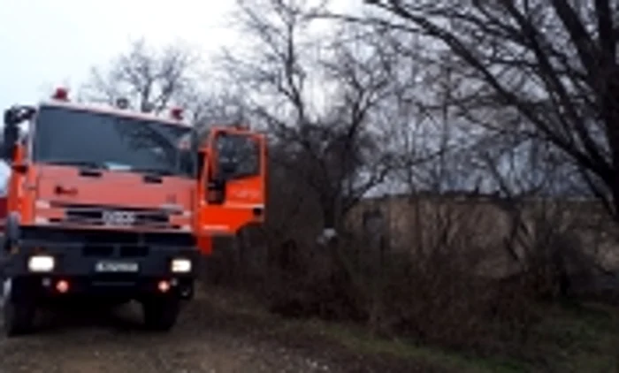 VIDEO Tavanul unei case s-a prăbuşit în beci, în urma unui incendiu.