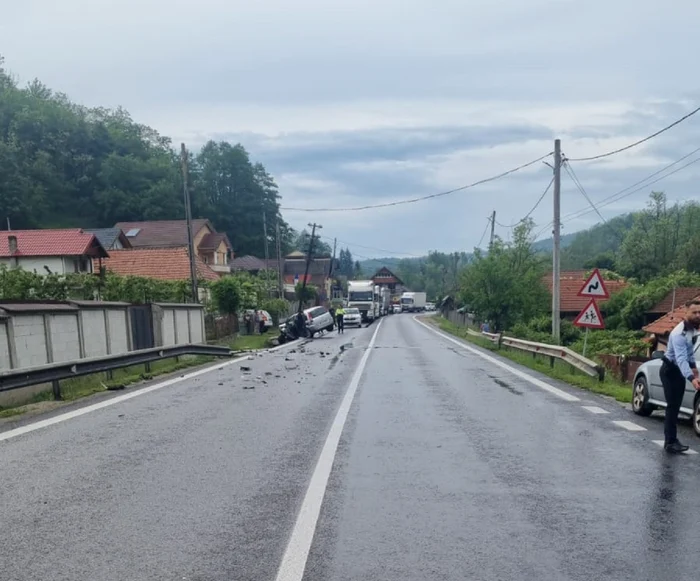 Accident pe Dealul Negru DN7 între Râmnicu Vâlcea și Pitești în minivacanța de Rusalii Foto DS