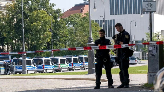Ofițeri de poliție germani asigurând paza Consulatului General al Israelului