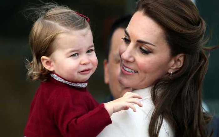 Prinţesa Charlotte, în braţele mamei sale, ducesa de Cambridge FOTO Guliver/Getty Images