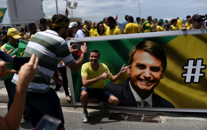 Afis al candidatului de extrema dreapta, favorit la alegerile prezidenţiale din Brazilia, Jair Bolsonaro