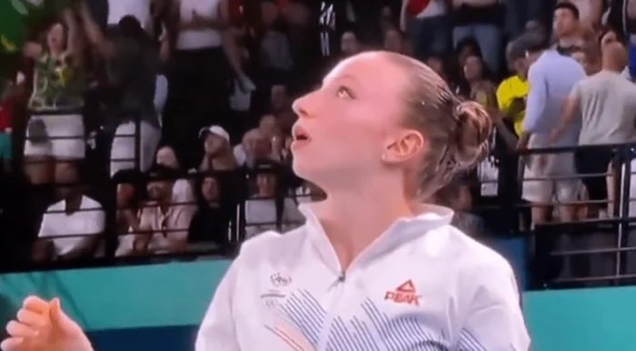 Ana Maria Bărbosu a privit uluită cum a fost dată jos de pe podium de arbitri. Captură TV