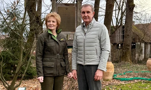 Majestatea Sa Margareta și Principele Radu în Parcul regal de pe domeniul Săvârșin, la Grădina Ascunsă FOTO Andreia Neamț, Casa Majestății Sale (6) jpeg