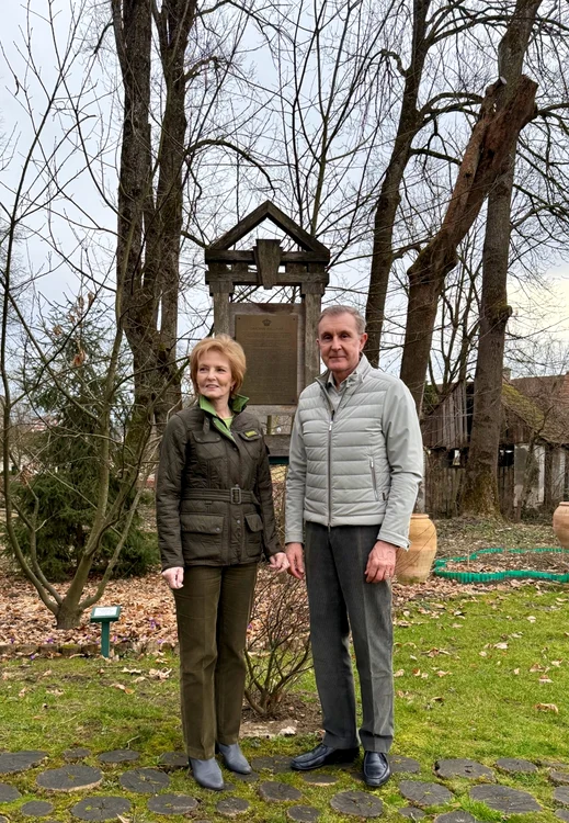 Majestatea Sa Margareta și Principele Radu în Parcul regal de pe domeniul Săvârșin, la Grădina Ascunsă   FOTO Andreia Neamț, Casa Majestății Sale (6) jpeg