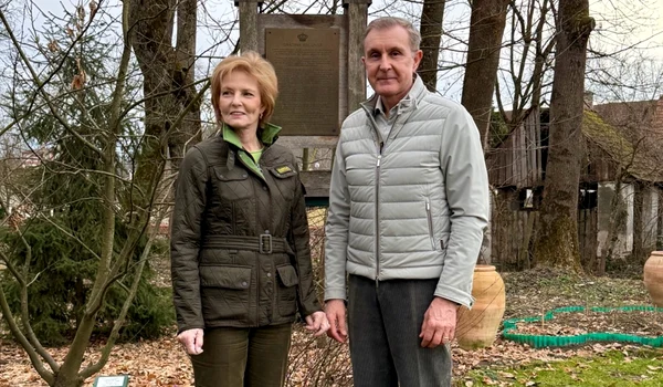 Majestatea Sa Margareta și Principele Radu în Parcul regal de pe domeniul Săvârșin, la Grădina Ascunsă FOTO Andreia Neamț, Casa Majestății Sale (6) jpeg