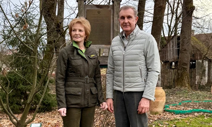 Majestatea Sa Margareta și Principele Radu în Parcul regal de pe domeniul Săvârșin, la Grădina Ascunsă   FOTO Andreia Neamț, Casa Majestății Sale (6) jpeg