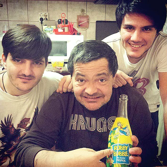 Leo şi cei doi fii ai săi, Edy şi Paul, s-au tratat cu băuturi nonalcoolice