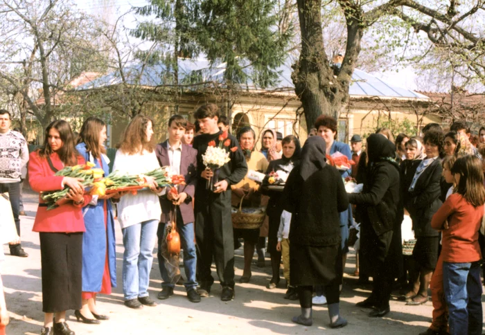 Horă de pomană la Mârșani, în 1993 FOTO: Marian Nicolae/CJCPCT Dolj
