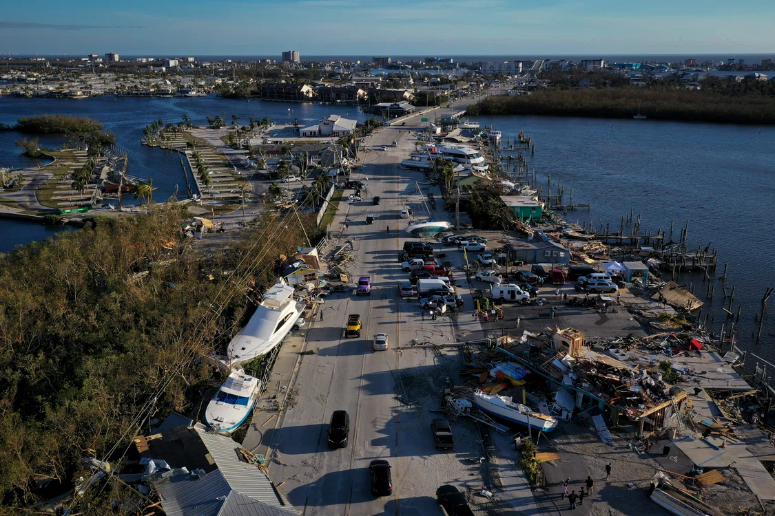 Uraganul a dus  bărcile la zeci  de metri de țărm. Foto: Guliver/ Gettyimages/ epa
