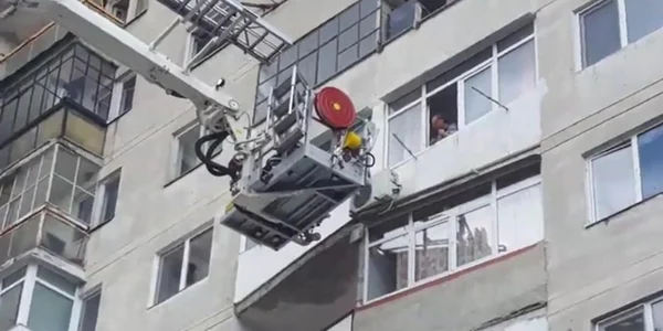 Operaţiune de salvare a unei pisici de la etajul al şaselea al unui turn din Râmnicu Vâlcea Foto Adevărul