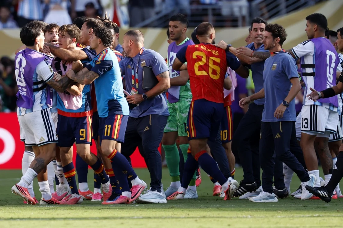 Argentinienii și spaniolii au avut mai multe conflicte la finală (Foto: EPAImages)