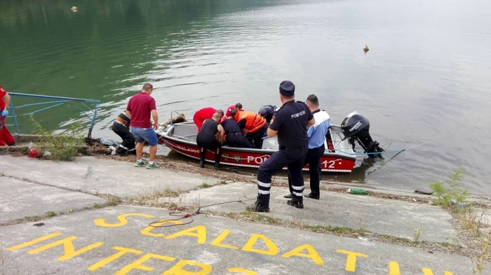 Victima a fost scoasă din apele lacului, dar nu a mai putut fi salvată FOTO stiri-neamt.ro