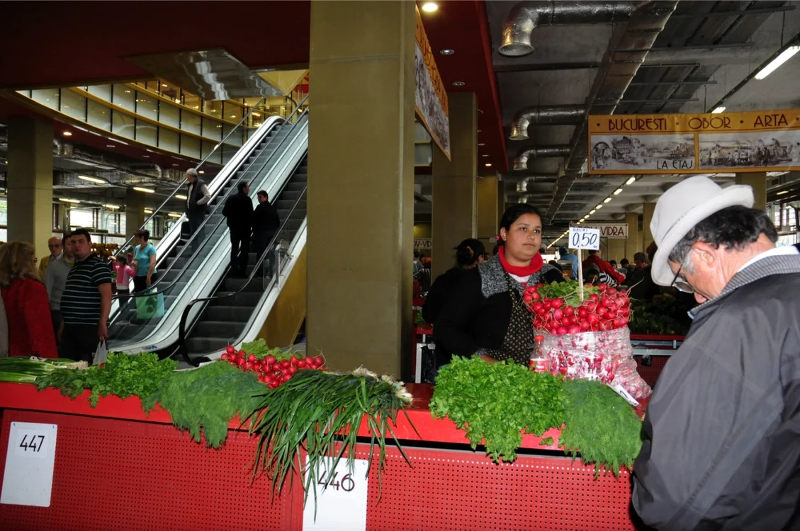 Tarabele comercianţilor de legume se află la parter. FOTO Adevărul