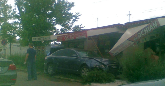 Şoferiţa de pe Audi a intrat cu maşina pe trotuar