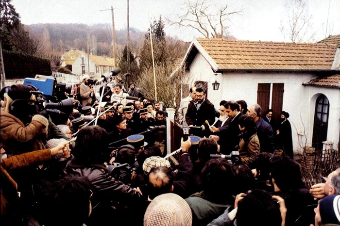 Ayatollahul Khomeini, în exil în Franța (© Wikimedia Commons)