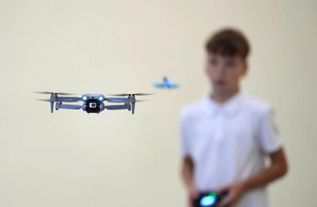 Țara din Europa în care elevii de liceu învață să piloteze drone militare, în cadrul programelor școlare