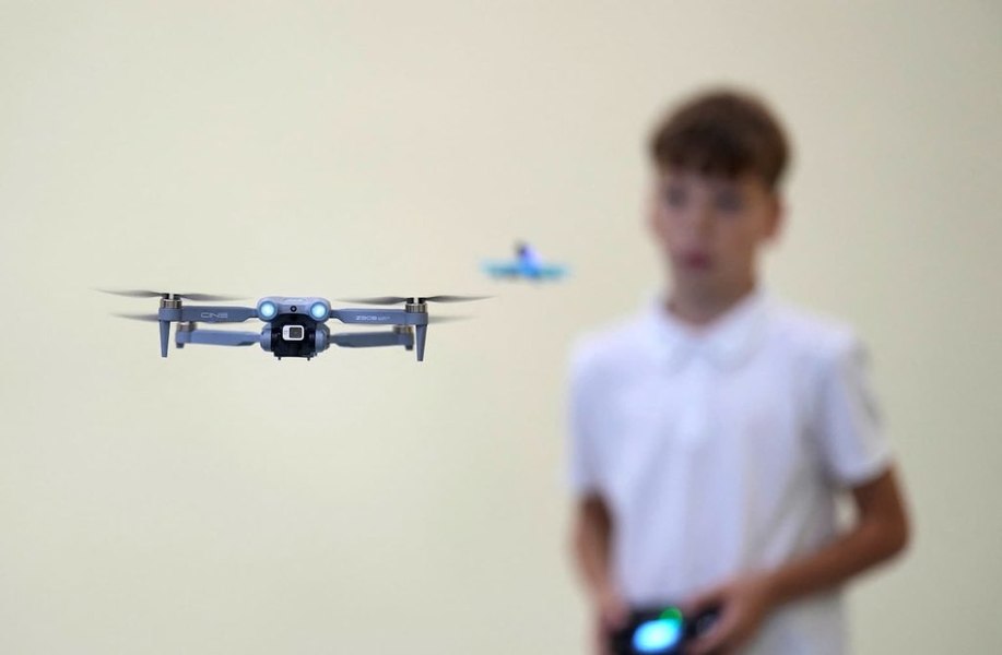 Țara din Europa în care elevii de liceu învață să piloteze drone militare, în cadrul programelor școlare