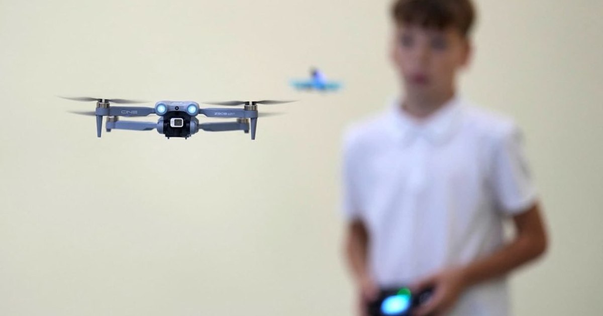 Liceul din Legnica unde elevii învață să piloteze drone