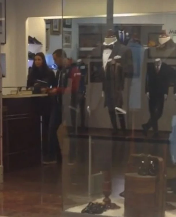 Ştefan şi iubita s-au consultat în magazinul cu costume