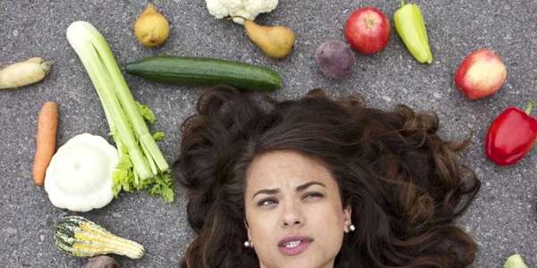femeie confuza cu legume foto shutterstock