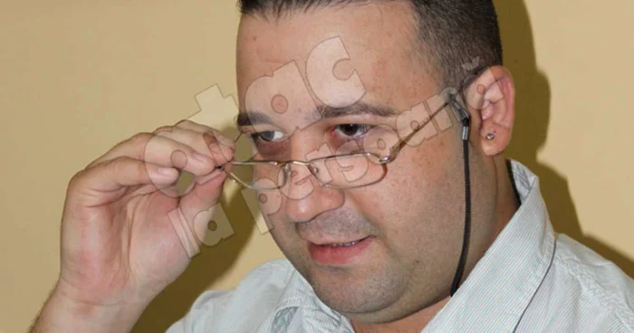 Directorul publicaţiei "Atac la persoană", Florin Paraschivescu, a fost reţinut de poliţişti şi procurori în sectorul 1 al Capitalei