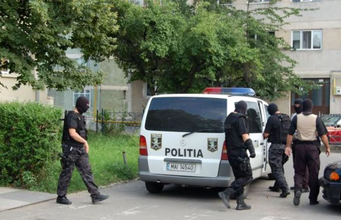 Procurorii DIICOT au efectuat mai multe percheziţii domiciliare la Braşov, pentru a destructura reţeaua infracţională