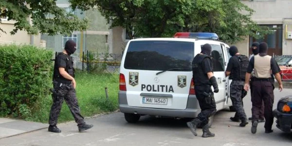Procurorii DIICOT au efectuat mai multe percheziţii domiciliare la Braşov, pentru a destructura reţeaua infracţională