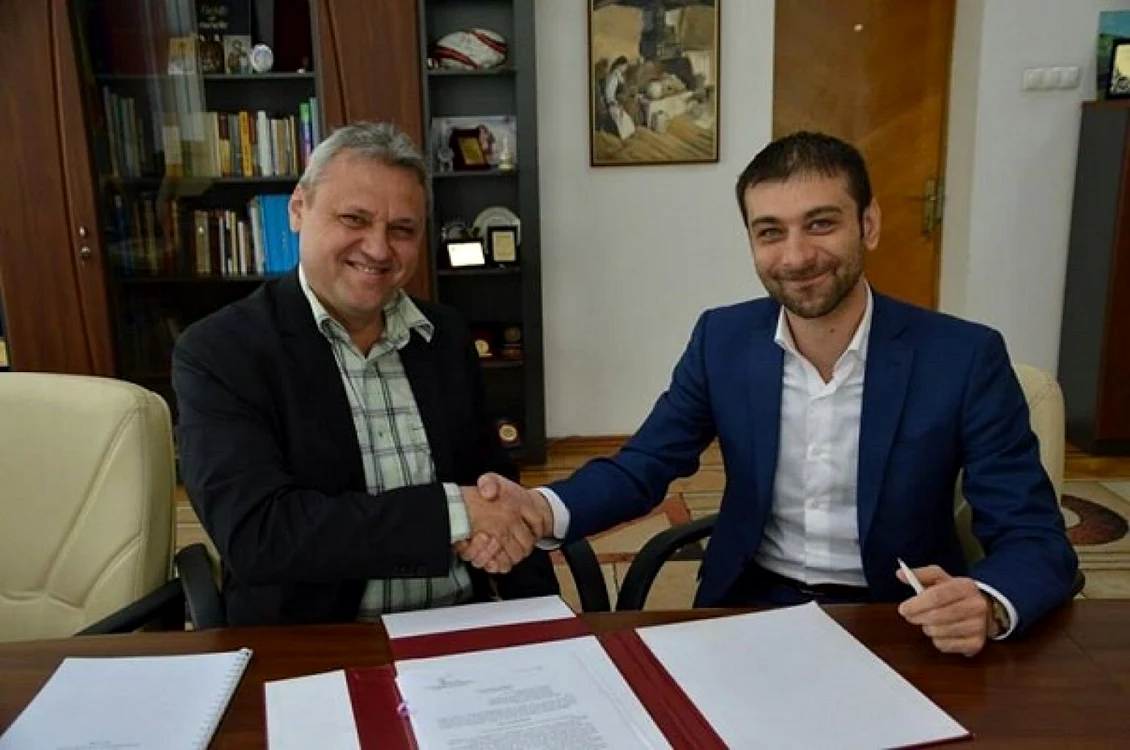 Mainel Petreus a smnat contractul managerial în prezenţa preşedinteui CJMM    Foto: CJMM