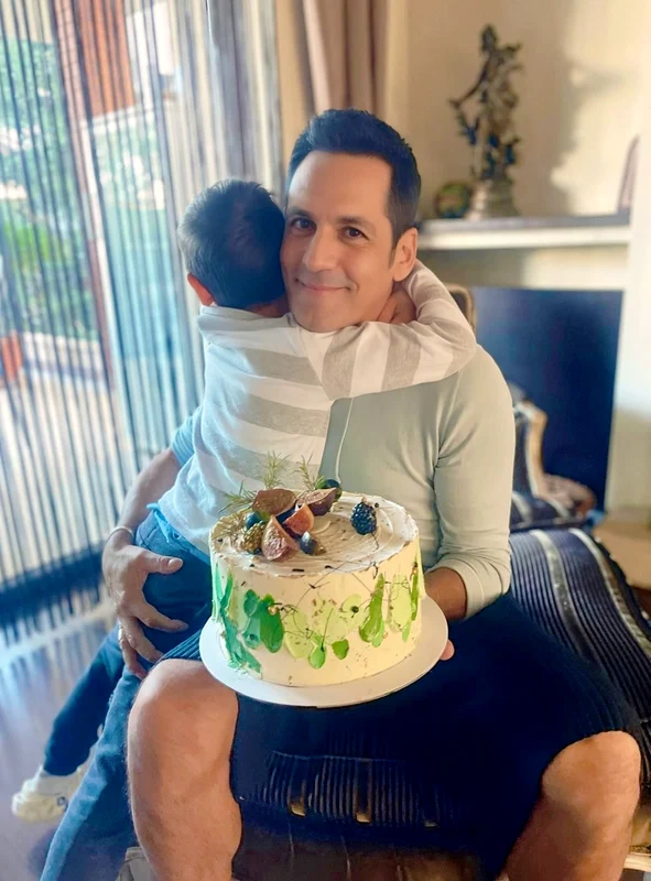 Ștefan Bănică Jr. la 57 de ani cu Alexandru Bănică, fiul său și al Laviniei Pârva. FOTO: Instagram