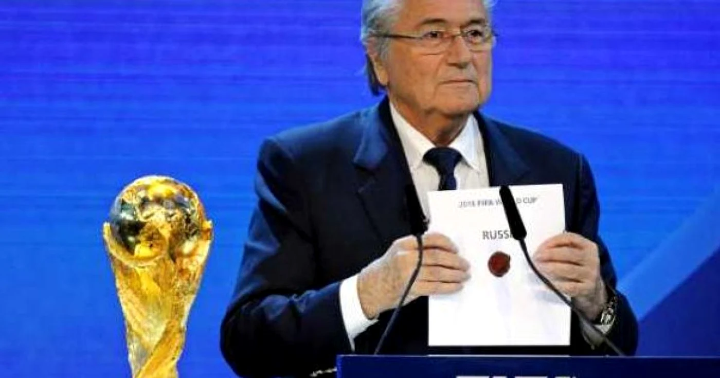 Preşedintele FIFA, Sepp Blatter, i-a consolat pe pierzători înainte să scoată din plic numele Rusiei