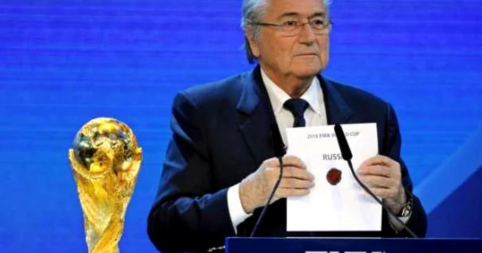 Preşedintele FIFA, Sepp Blatter, i-a consolat pe pierzători înainte să scoată din plic numele Rusiei