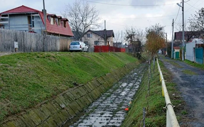 Matei Basarab dublează practic grosimea zidurilor, reface şanţul de apărare, ce urmează traseul fortificaţiilor lui Petru Cercel