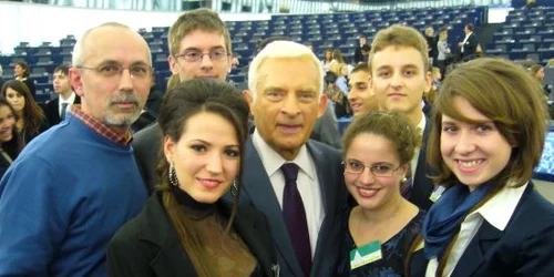 Elevii Colegiului Național Decebal alături de profesorul Florin Ilieș