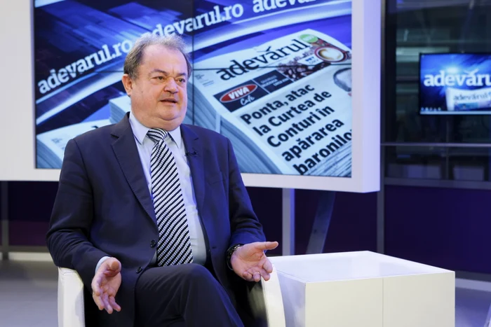
    Vasile Blaga a anunțat că liderii PNL au renunțat la protest pentru ca susținătorii partidului să nu intre în conflict cu adversarii lor politici (foto: Adevărul)  