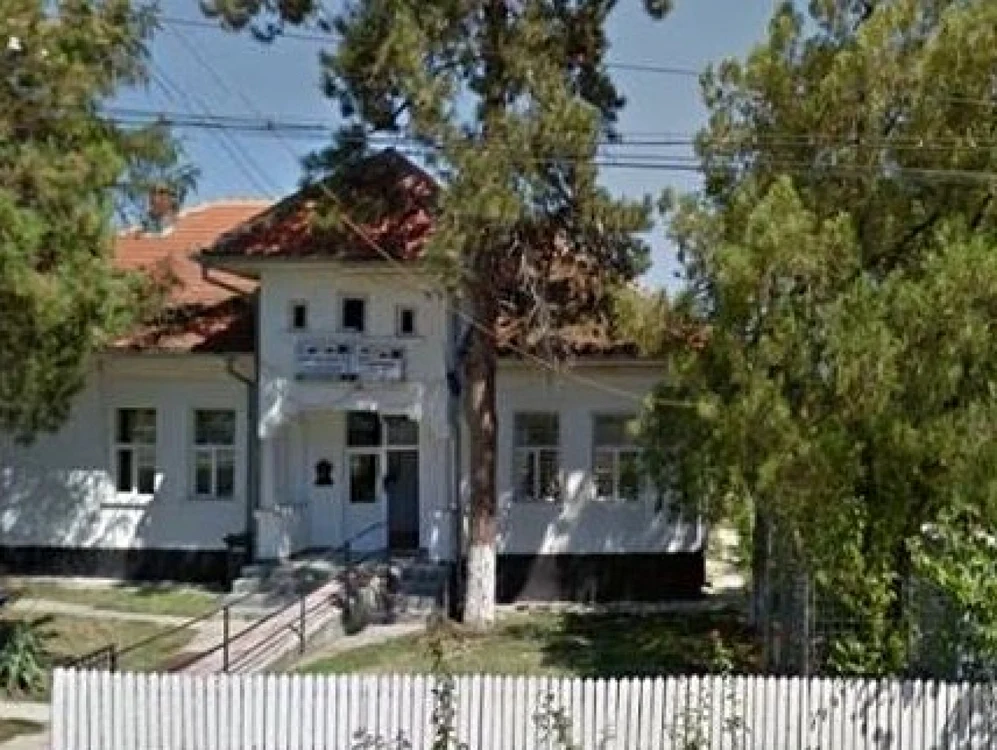 Primăria Ioneşti achita 48 de abonamente, dar în primăria lucrează 15 angajaţi