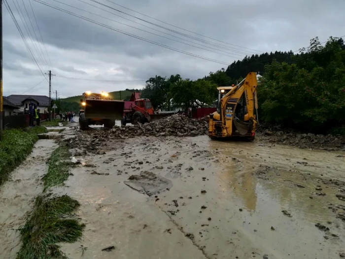 DN 15 a fost închis din cauza aluviunilor aduse de torenţi. FOTO: ISu Neamţ