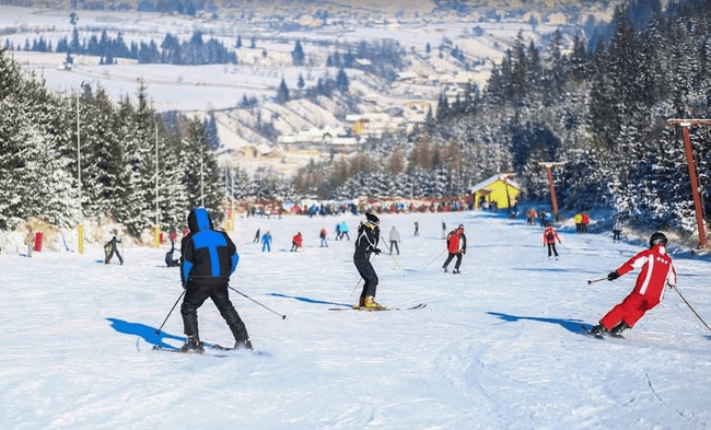 Cel mai ieftin resort de schi din Europa se află aproape de granița cu România. Cât costă o zi pe pârtie  