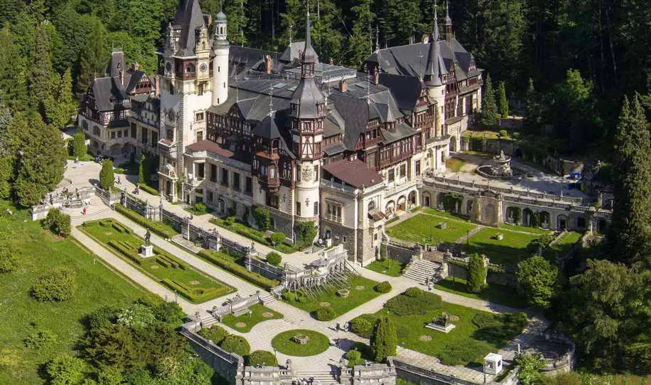 
    Castelul Peleș, emblema națională a României de pe domeniu regal din Sinaia  