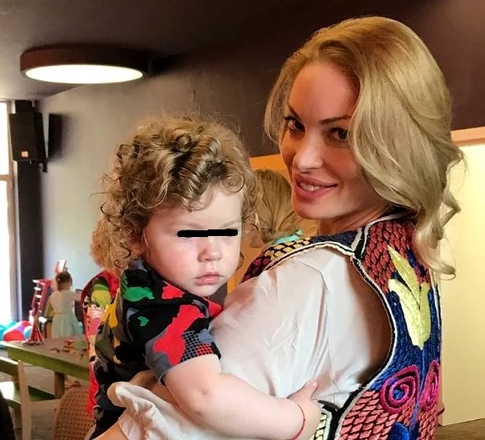 
    Milan, în centrul atenției la nunta părinților săi, înconjurat de toate domnișoarele de onoareFoto Instagram  