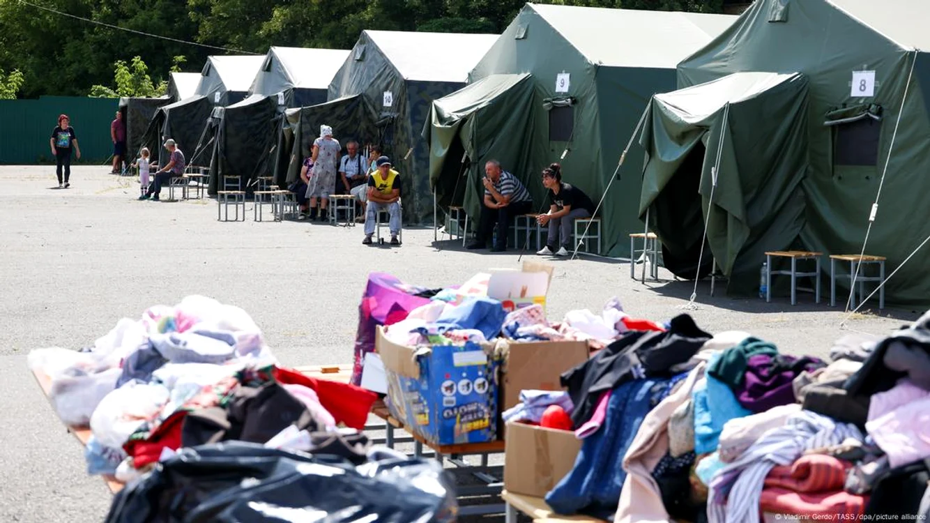 Corturi ridicate pentru cazarea de urgenţă a locuitorilor din zona de frontieră Kursk