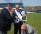 Jucătorii de legendă ai Universităţii Craiova au primit bucăţi din gazonul stadionului Ion Oblemenco