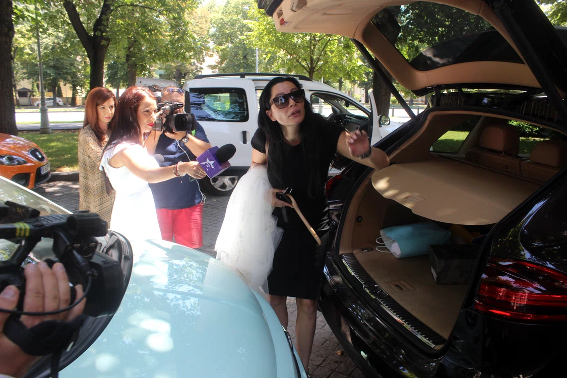 Brigitte a ajuns la salon pentru a se pregăti de nuntă
